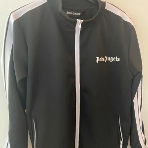Palm angels hoodie - Super fint skick knappt använd. Inga defekter eller något, storlek s men skulle säga att den funkar på både större o mindre. Skriv för frågor pris kan diskuteras!!!