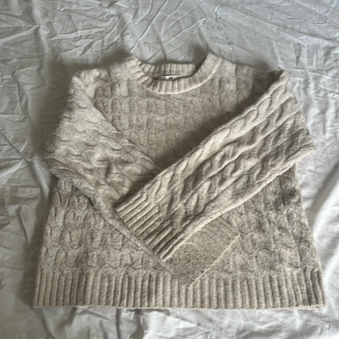 Beige kabelstickad tröja från H&M - 1