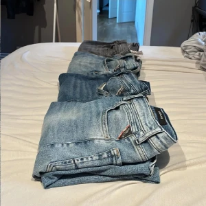 Flera par Replay jeans i olika tvättar - Säljer flera par snygga Replay jeans i olika blå och grå tvättar. Klassisk femficksmodell med Replay-logga på fickan. Jeansen är i denim och har raka ben, perfekt för dig som gillar en tidlös stil.