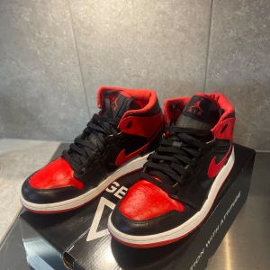 Nike Air Jordan 1 Mid Svart/Röd - Nike air Jordan skor, special lagade, polerade och tvättade. Storlek 42,5. Unisex  