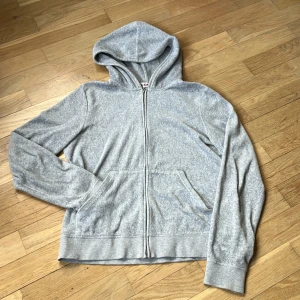 Juicy Couture - Juicy Hoodie i bra skick förutom en paljett som saknas på ryggen, tryck på baksidan ”Choose Juicy”, köpt på Aplace i Sthlm.               Längd: 60cm, Arm: 64cm, bröst: 51cm