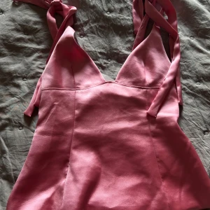 Rosa top från Zara  - Popular satin top from zara. Tags on and never used