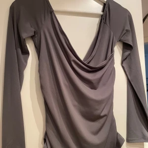 V-ringad blus - V-ringad framtill och baktill blus, helt oanvänd🩶