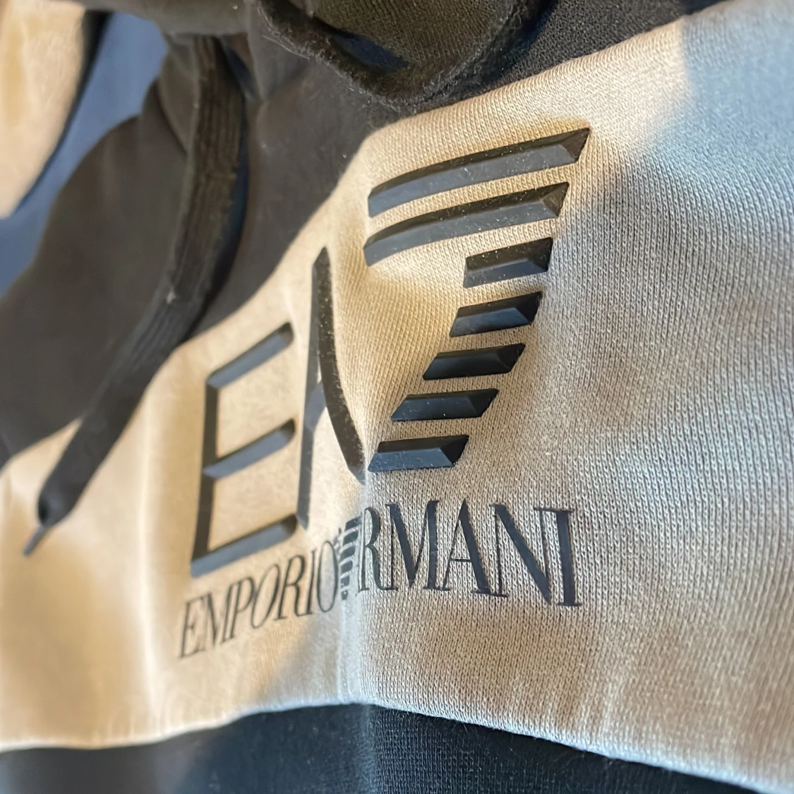Svart och grå EA7 hoodie från Armani - 1