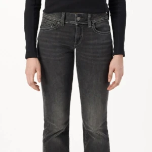 Lågmidjade slutsålda g-star jeans - Lågmidjade slutsålda g-star jeansStrl (bootcut) W26 L32 men passar någon som även kan ha strl 23,24,25. Änvänds ca 5 gånger så är även som nytt skick. Original pris är 1300kr