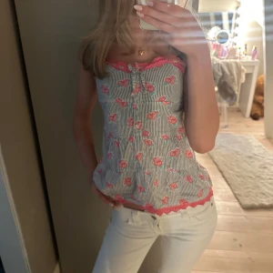 Randig blommig linnetopp med spets - Supersöt topp till sommaren!💞 #sthlmstil #sommartoppar #valentino