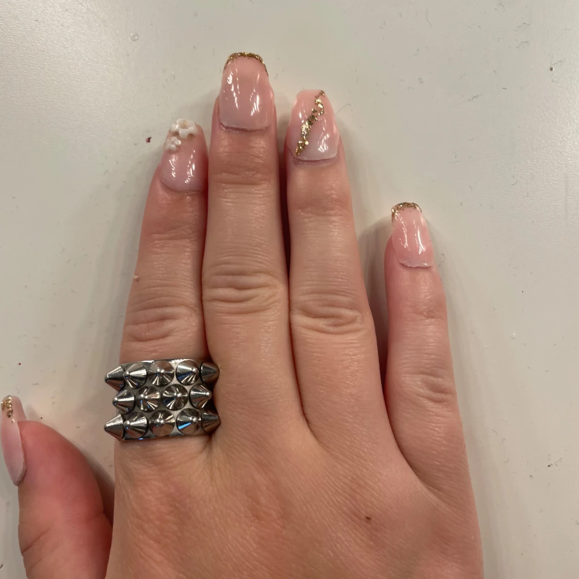 Bred silverfärgad ring med nitar