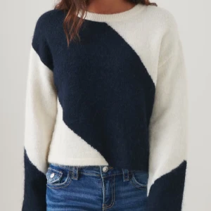 Gina tricot stickad tröja - Säljer min gina tröja som är i helt nytt skick, aldrig använt. Säljer eftersom jag tror att jag aldrig kommer använda den. Stl 170 men den är ganska liten. 💕 pris går att diskutera 