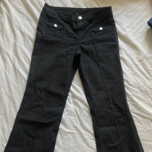 Svarta bootcut jeans - Svarta bootcut jeans med fickor framtill från H&M💕 Storlek 38. I fint skick, sällan använda💕