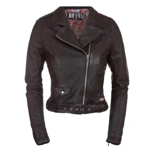 Svart skinnjacka från Jofama - Snygg svart skinnjacka från Jofama med coola detaljer som flätad axel, sned dragkedja och bälte i midjan. Jackan har klassisk bikerstil, långa ärmar och fickor framtill. Perfekt för dig som vill ha en edgy look.