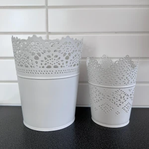 2st krukor - Säljer 2st krukor, en mindre och en större, med dekorativa hål. Inköpa på IKEA men har inte kommit till användning så särskilt många gånger. Önskar du veta exakta mått? Tveka inte att höra av dig!