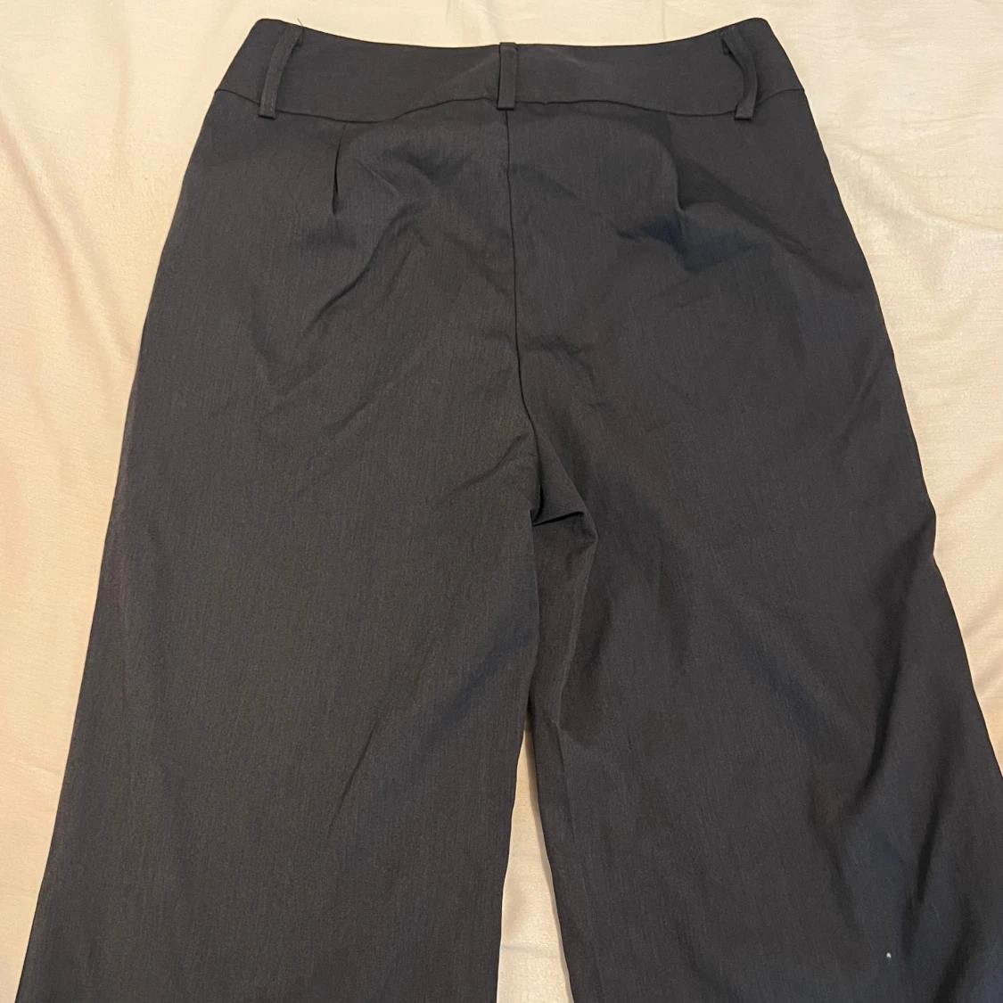 Svarta kostymbyxor med wide fit - 1