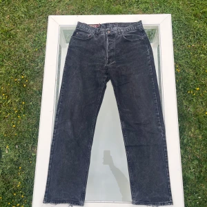 Äkta vintage Marlboro Classics - Säljer ett par vintage Marlboro Classics jeans, modell Pasadena 301. Storlek W33 L32 (passar ungefär medium). Svart/grå tvätt med snyggt vintage-slitna benslut. Straight leg, klassisk passform, bra skick utan hål eller större skador. Pris går att diskuteras! 