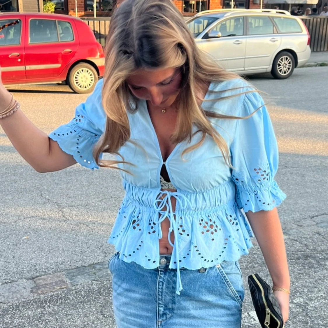 Ljusblå blus med snörning och volang