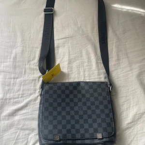 MÄRKES VÄSKA  - Märkes väska från L0U1S VU1TTON riktigt skön inför sommaren