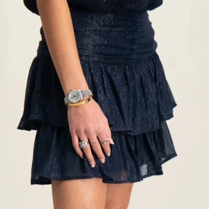 Mörkblå volangkjol med glitter - Supersnygg mörkblå kortkjol med  volanger och  glittrig effekt. Använd ungefär 1 gång, i princip nyskick! Superfin! 