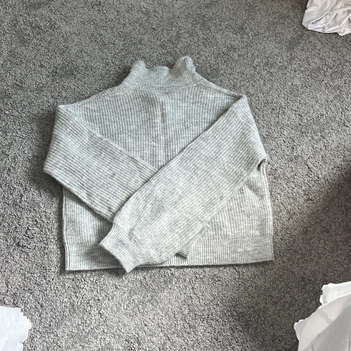 Grå ribbad polotröja från Kappahl - 1