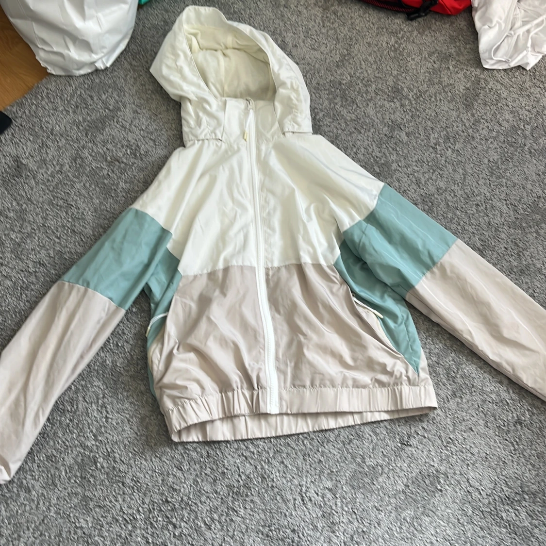 Pastellfärgad vindjacka från McKinley