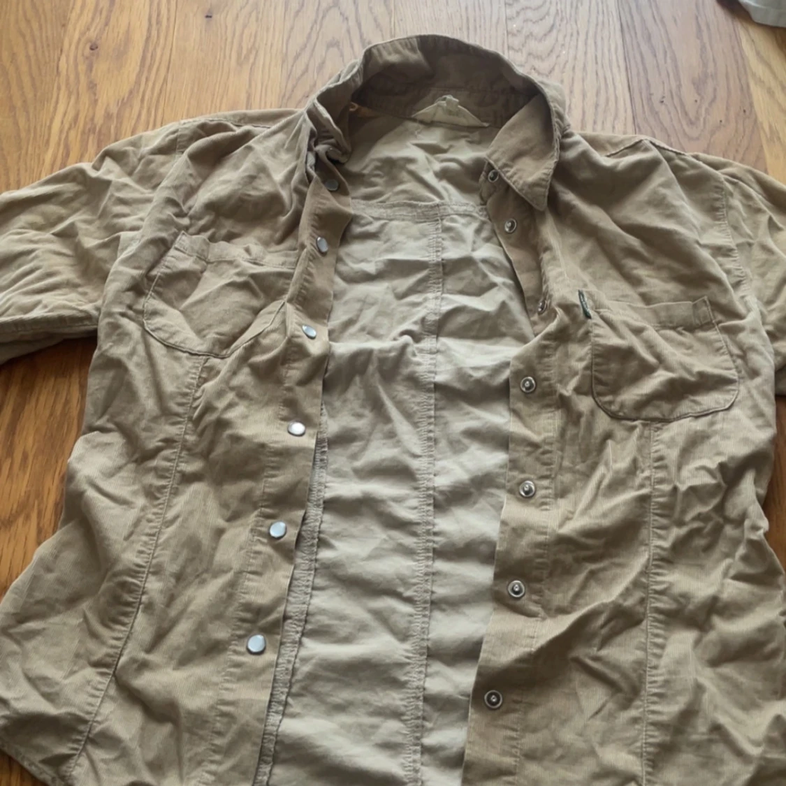 Beige manchesterskjorta från Lemon