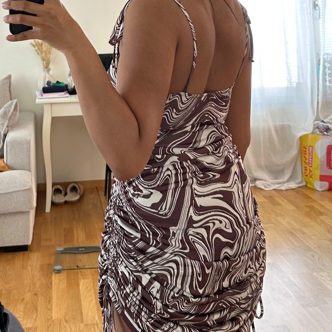 Brunvit mönstrad kortklänning med snörning - 2