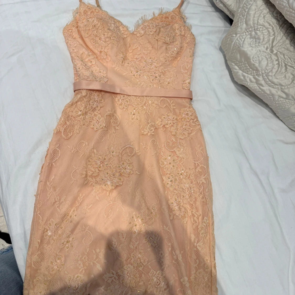 Ljusrosa spetsklänning med pärlor - 2