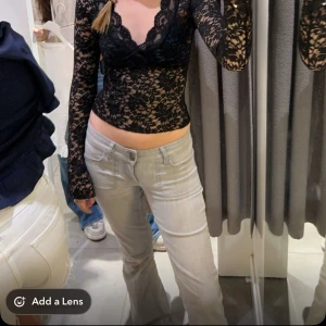Ljusgrå bootcut jeans - SKRIV FÖR FLER BILDER🥰Säljer ett par ljusgrå jeans med bootcut-modell och låg midja. Jeansen har klassiska fickor fram och bak, och är i ett mjukt material som lätt går att stretcha❤️