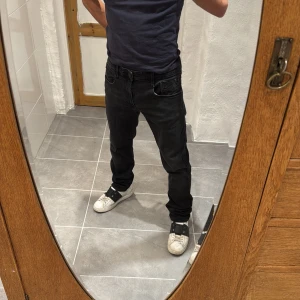 Replay jeans  - Ett par snygga jeans från Replay i storlek W33 L34 i modellen Anbbas 