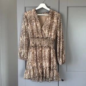 Klänning från Zara - Jättefin klänning från Zara i fint skick!