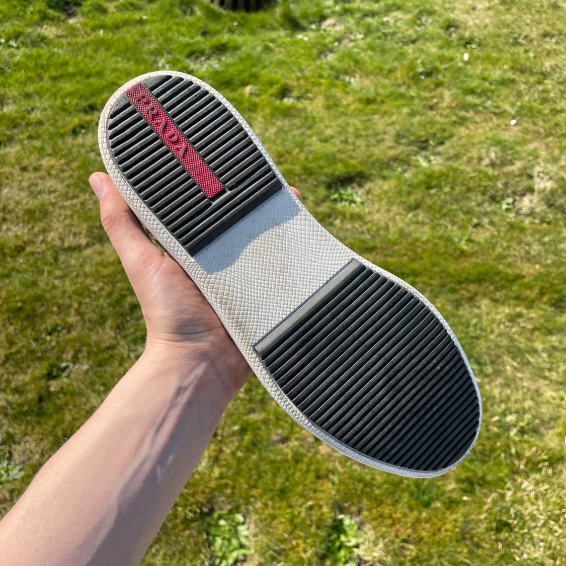 Grå gröna mockasneakers från Prada - 3