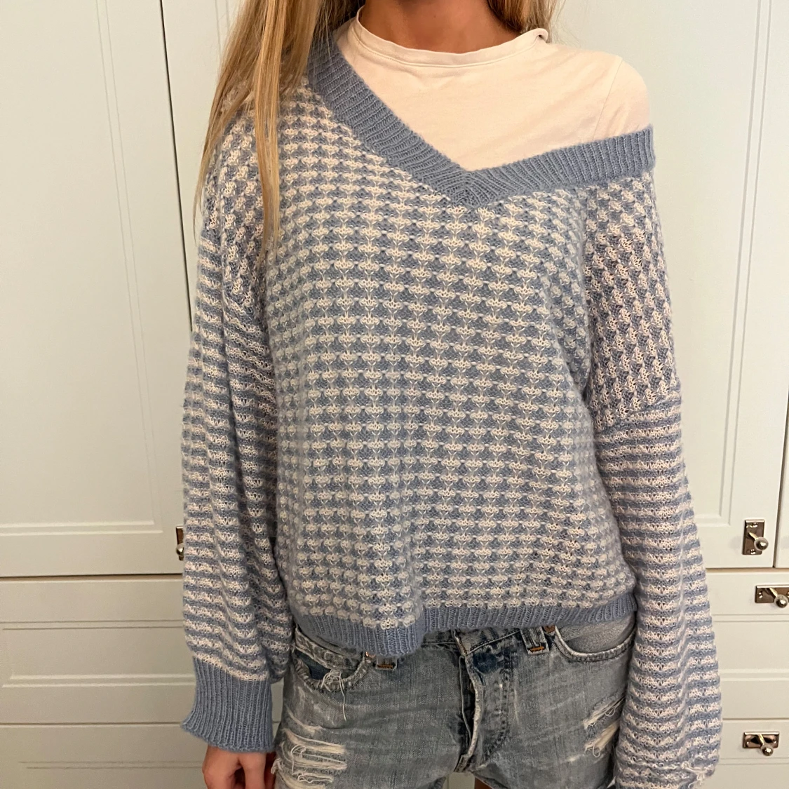 Ljusblå och vit stickad v-ringad tröja - 1