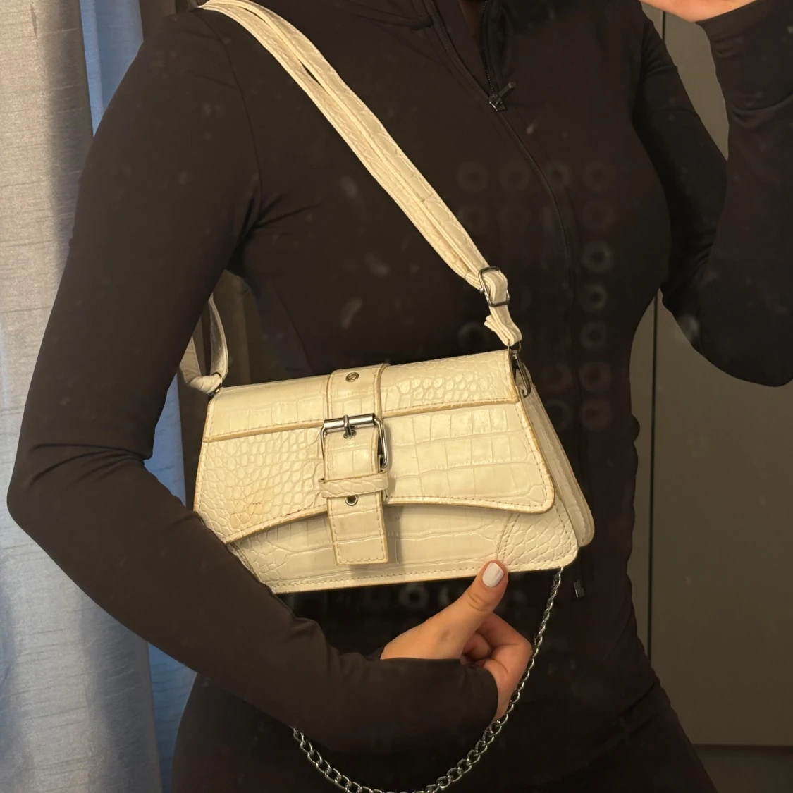 Beige axelväska med krokoprägling - 1