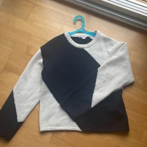 Randig stickad tröja från Gina Tricot - Snygg stickad tröja från Gina Tricot i marinblå och vitt med coolt grafiskt mönster. Tröjan har rund halsringning och långa ärmar. Perfekt för dig som gillar en stilren men ändå unik look. Har använt typ 5 gånger så den är i väldigt bra skick!!💞nypris 250kr och priset kan diskuteras💞