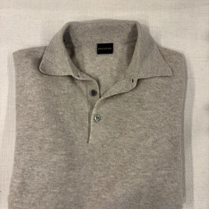 Beige stickad pikétröja Rose & Born -  Långärmad piké Tröja från Rose & Born. 90% Wool 10% Kashmir. Nypris 3000kr 