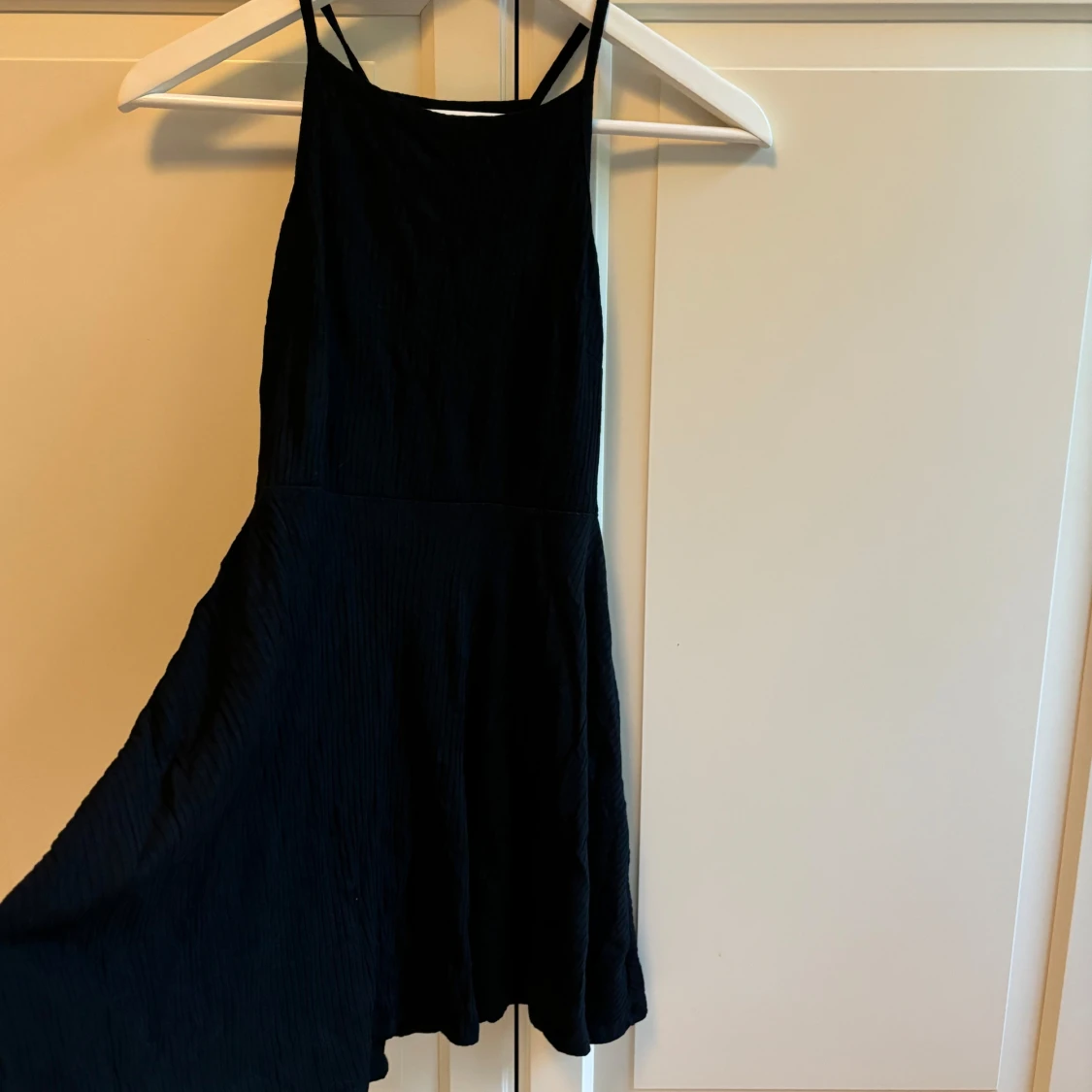 Svart kort klänning med smala axelband