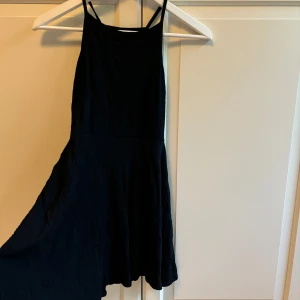 Svart kort klänning med smala axelband - Använd nån enstaka gång. Står ingen storlek men gissar på S/M