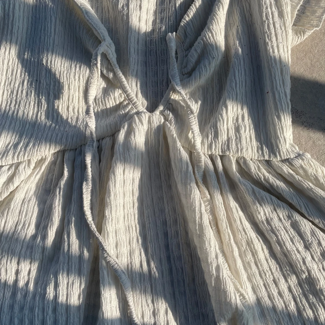 Vit blus med volangärm och knyt - 1