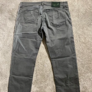 Jacob Cohen jeans - Hej! Säljer nu mina jeans från märket Jacob Cohen , storlek 37 bra skick, givetvis äkta. Tveka inte på att höra av dig om du har frågor eller funderingar kring jeansen!