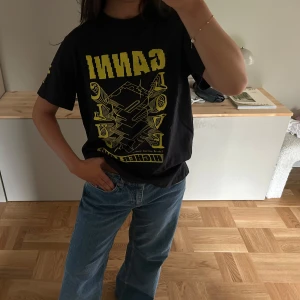 Svart GANNI t-shirt med gul print - Svart t-shirt från GANNI med gul print