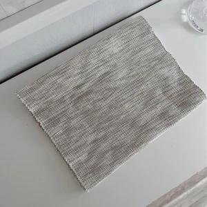 Beige lång duk - En beige fin lång duk som har använts ett par gånger och är mestadels sliten pga tvättar, annars i fint/gott skick! Står inte vart den är ifrån men jag tro att den är från IKEA. FÖRST TILL KVARN!
