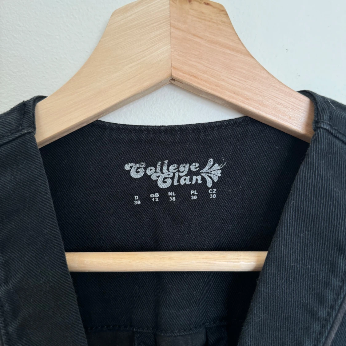 Svart jeansväst från College Clan - 2