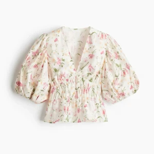 Topp - Supersöt blommig blus från H&M, aldrig använd prislappen, storlek s, slutsåld på hemsidan 