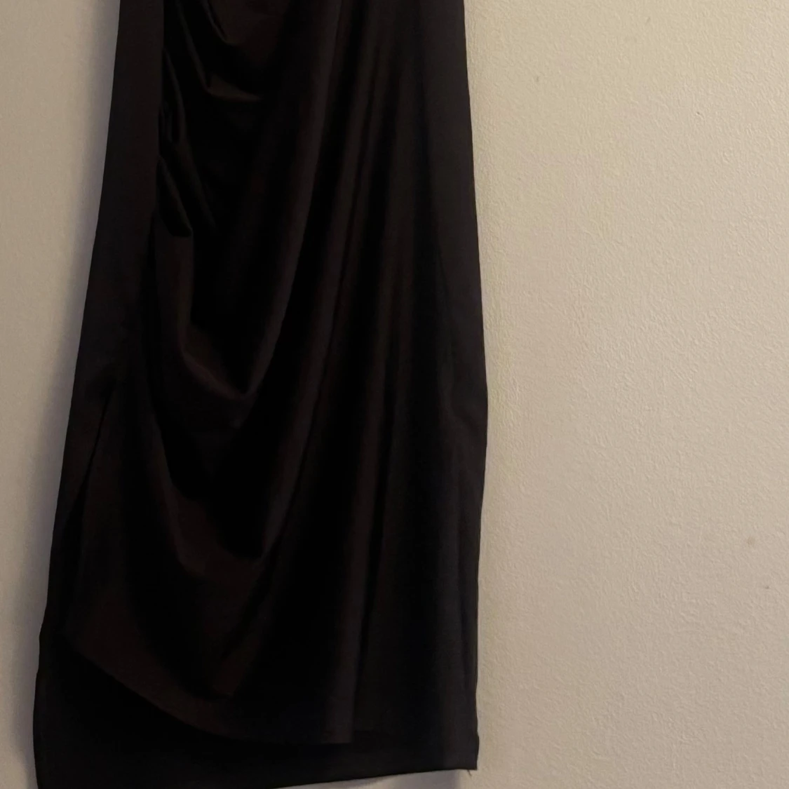 brun långklänning med smala axelband - 2