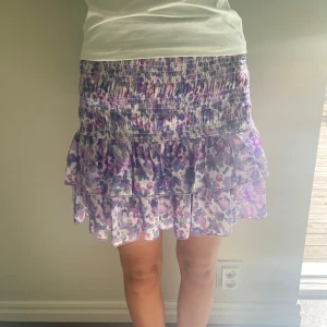 Maje kjol - Supersöt kort volangkjol från Maje. Den är i nytt skick, nästan oanvänd. Är 172 och den passar perfekt. 🥰