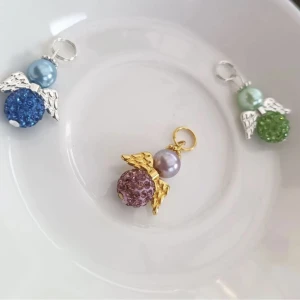 Färgglada pärlarmband & ängelberlocker - Smycken jag säljer på instagram (lyckoanglar.majken) en blandning av både färg och basic.                                                            Unika handgjorda armband och berlocker och även små ängelmotiv. Finns i flera färgkombinationer. Passa på att kolla!