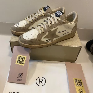 Golden goose ballstar skor 43 - Golden goose BALLSTAR skor //  Storlek 43 //  Mycket bra skick lite smutsiga men det är så designen på dessa skor är //  Box, dustbag och mer ingår //  Skriv vid minsta fråga eller fundering💯🤝