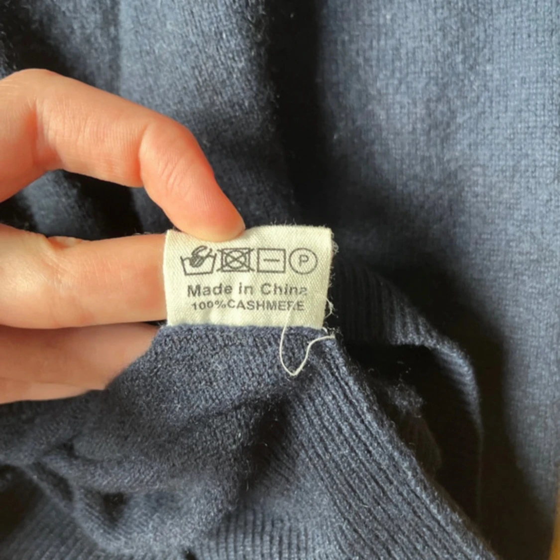 Mörkblå kashmirhoodie från Soft Goat - 3