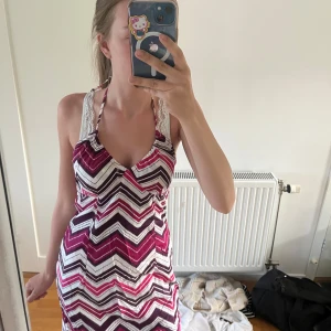 Randig kortklänning med halterneck - Säljer en snygg kortklänning med halterneck och v-ringning. Super fin nu till sommaren. Det är mina bh band som hänger ner på bild 3&4💕