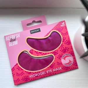 Sence Hydrogel Eye Mask - Hydrogel eye mask från Sence. Vegansk formula och enkel att använda när du vill pigga upp huden runt ögonen 🩷