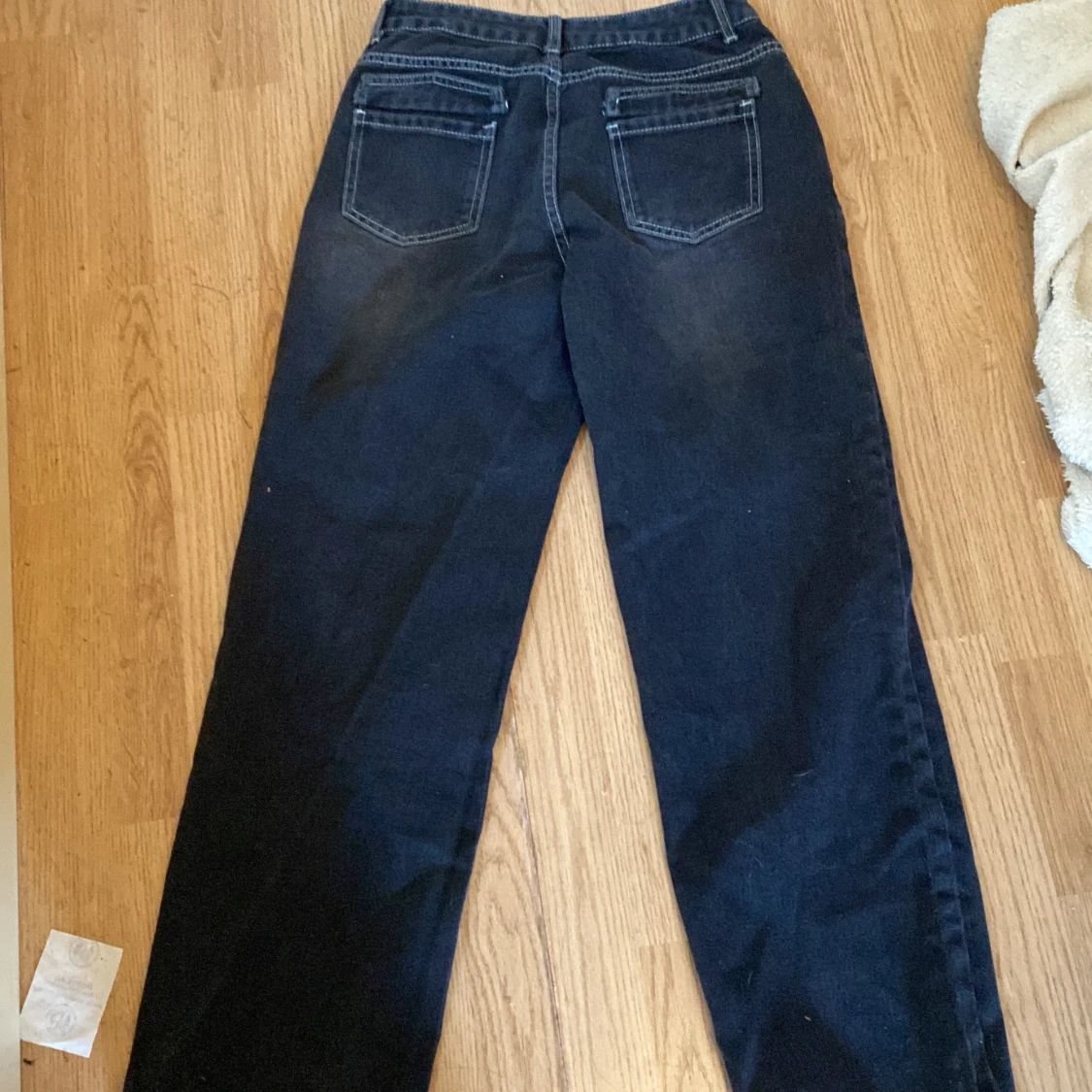 Svarta jeans med vit brodyr NVFelix - 1
