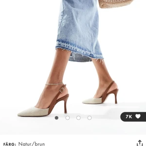 Beige och bruna pumps med klack - Snygga pumps i beige och brunt med spetsig tå och smal hög klack. Skorna har öppen häl med justerbart spänne och är tillverkade i en mix av textil och skinnimitation. Oanvända från Asos🌸